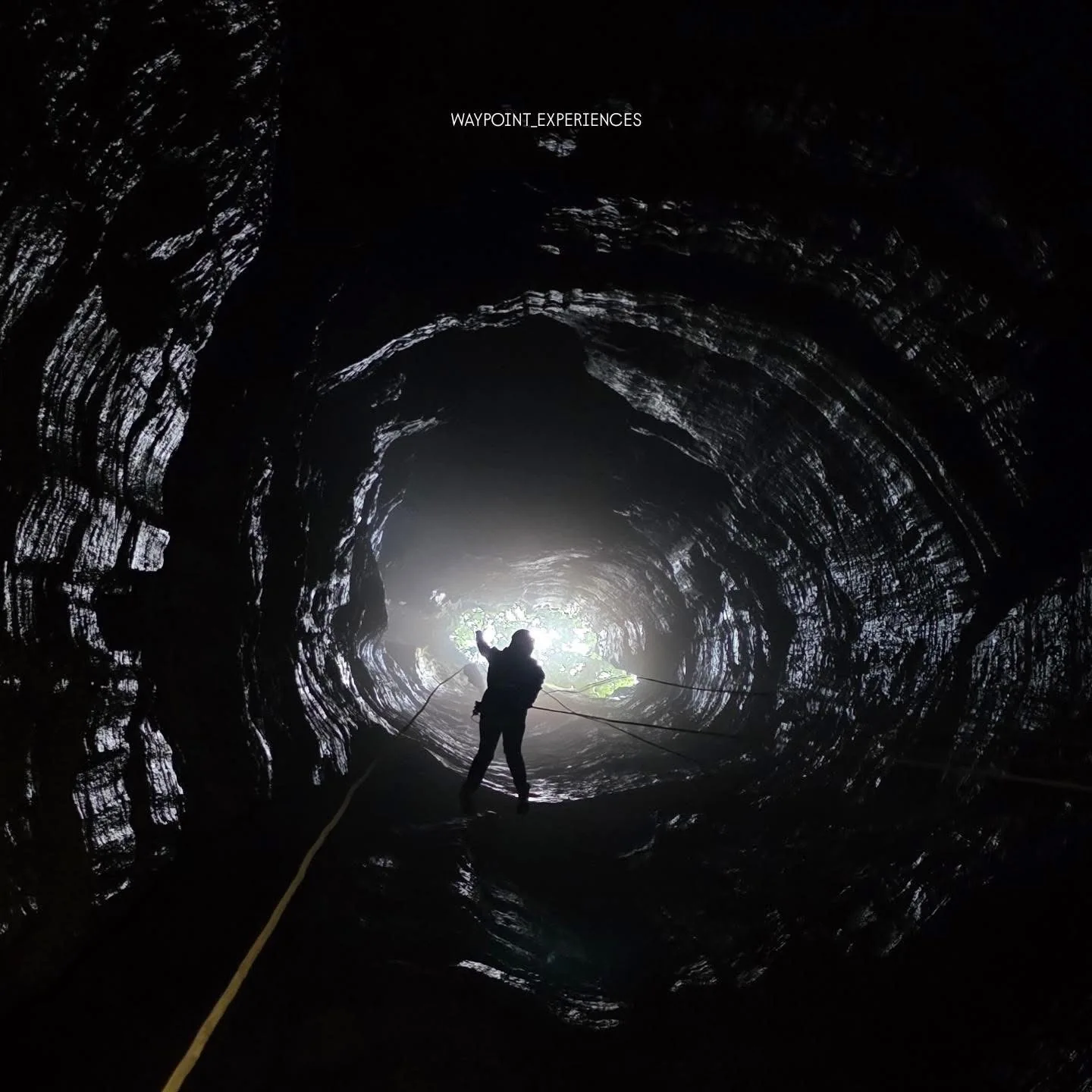 Explorador dentro de una cueva