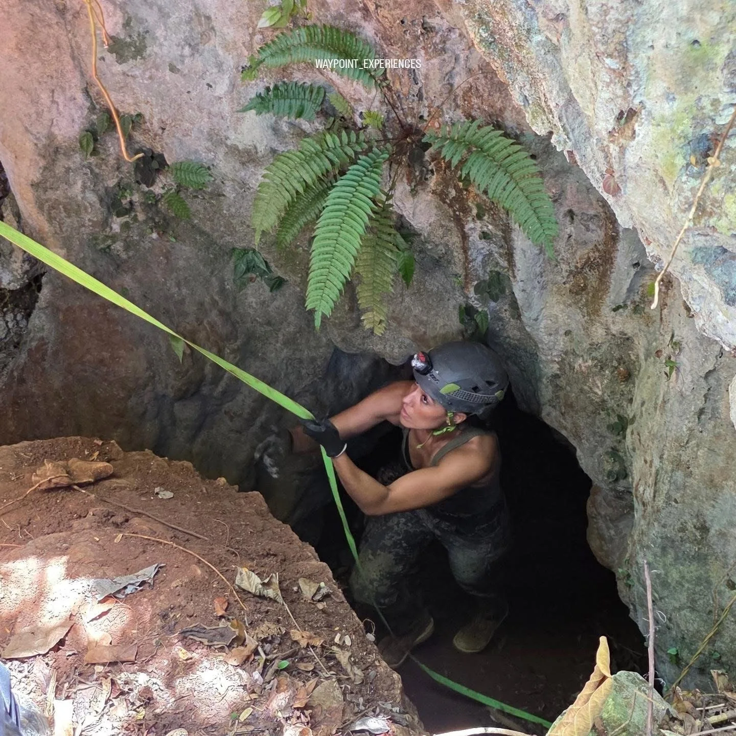 Exploradora ascendiendo desde la entrada de una cavidad