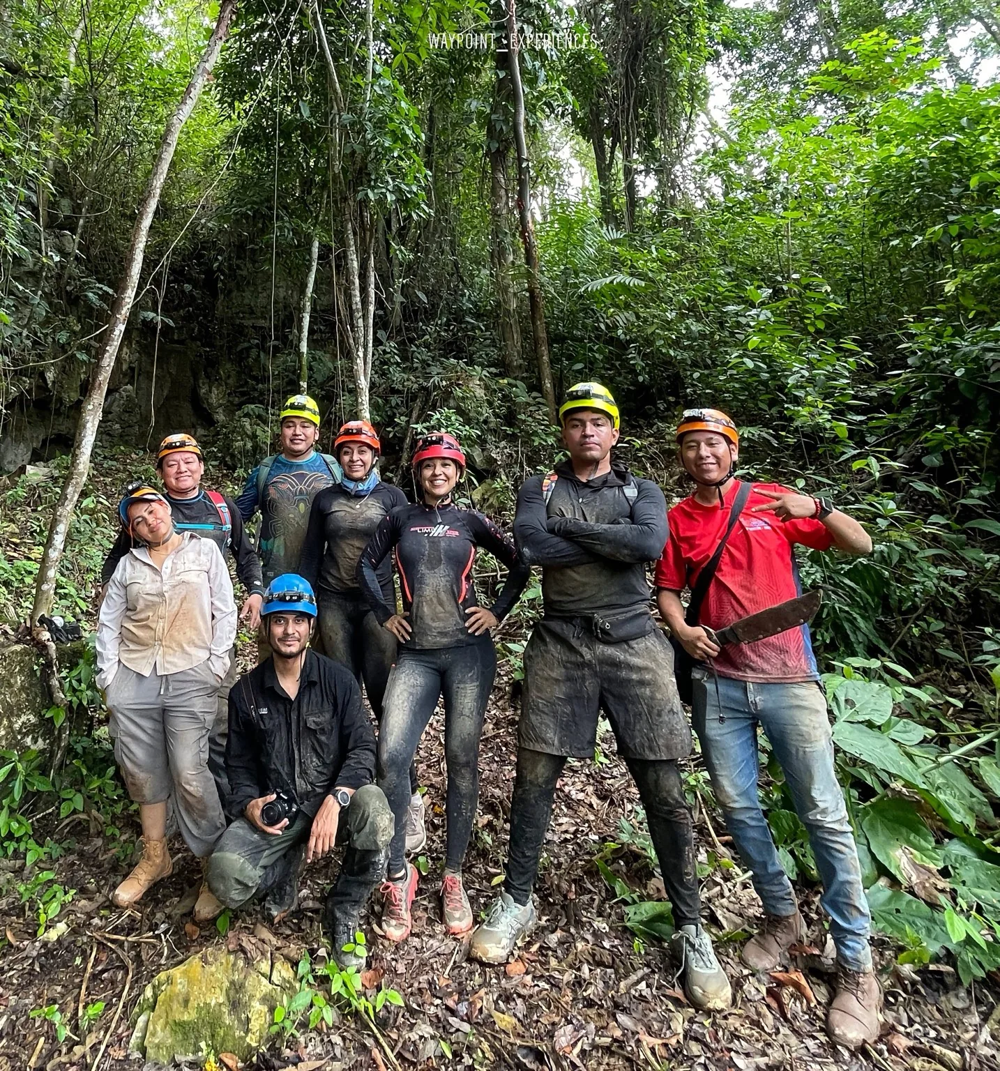 Grupo de exploradores en la selva después de una expedición